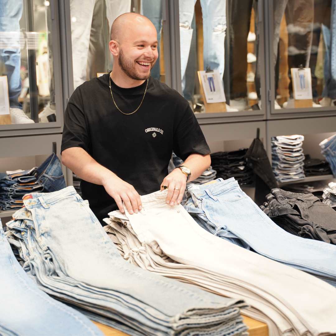 Forskellig farvede jeans fra Jack & Jones i Randers.